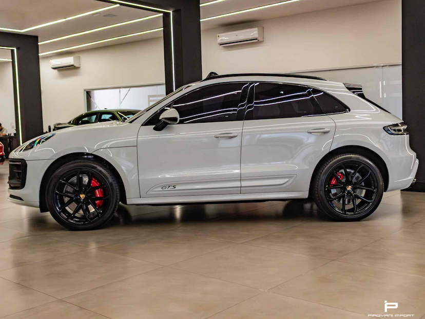 Foto do veículo PORSCHE MACAN 2.9 V6 BITURBO GASOLINA GTS PDK 2023 15.000 KM 615.000,00