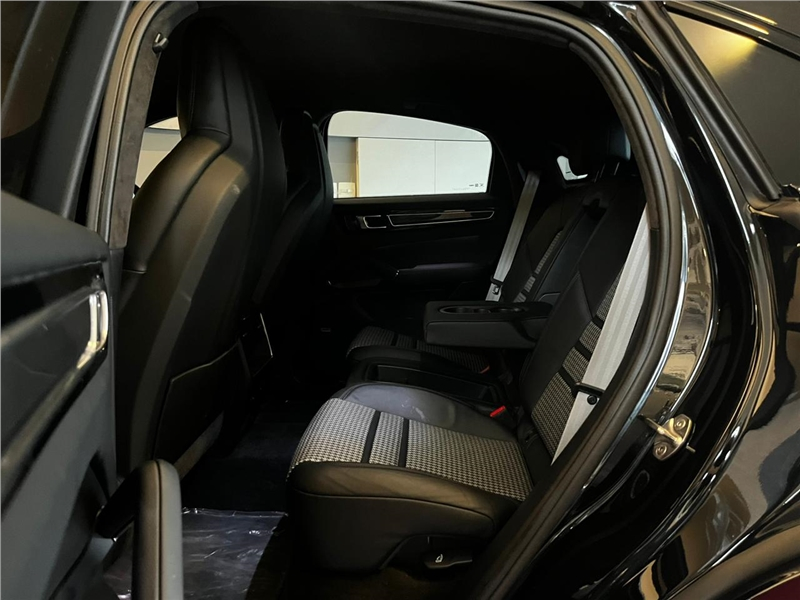 Foto do veículo PORSCHE CAYENNE 3.0 V6 E-HYBRID COUPÉ PLATINUM EDITION AWD TIPTRONIC S 2023 25.100 KM 747.900,00