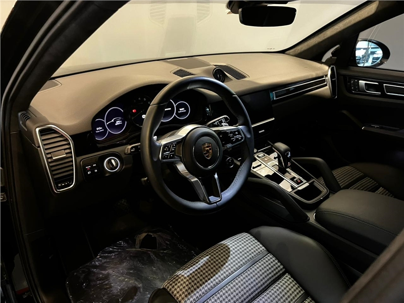 Foto do veículo PORSCHE CAYENNE 3.0 V6 E-HYBRID COUPÉ PLATINUM EDITION AWD TIPTRONIC S 2023 25.100 KM 747.900,00