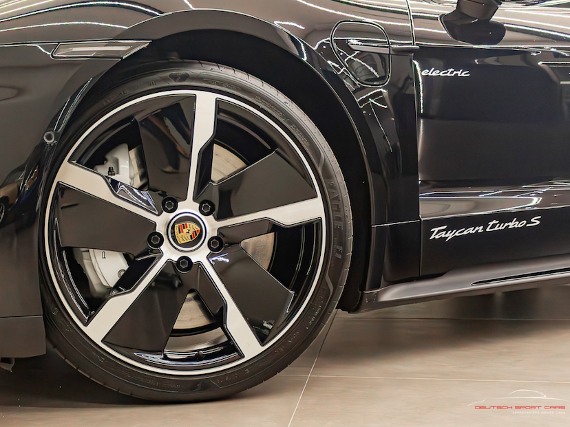 Foto do veículo PORSCHE TAYCAN TURBO ELÉTRICO 2023 2.000 KM 689.000,00