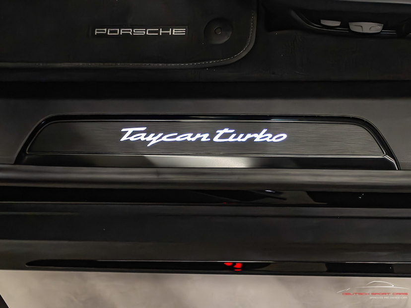 Foto do veículo PORSCHE TAYCAN TURBO ELÉTRICO 2023 2.000 KM 689.000,00