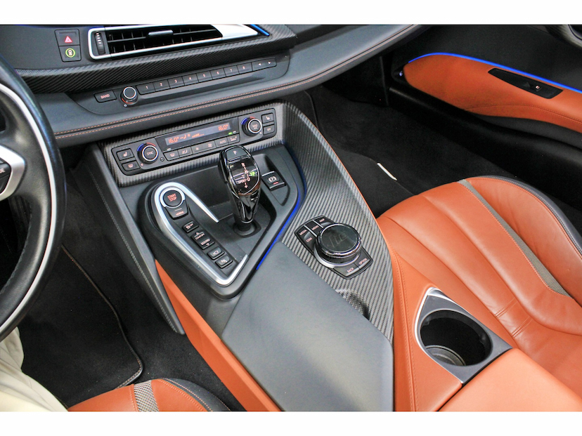 Foto do veículo BMW I8 1.5 12V HYBRID EDRIVE ROADSTER AUTOMÁTICO 2020 14.800 KM 1.189.800,00