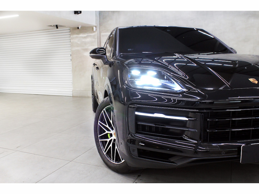 Foto do veículo PORSCHE CAYENNE 3.0 V6 E-HYBRID COUPÉ AWD TIPTRONIC S 2024 15.000 KM 889.800,00