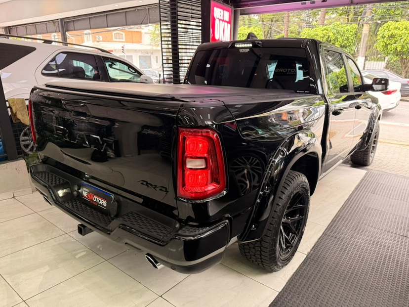 Foto do veículo RAM 1500 3.0 HURRICANE 6 BITURBO GASOLINA LARAMIE NIGHT EDITION CD 4X4 AUTOMÁTICO 2025 10.617 KM 579.777,00