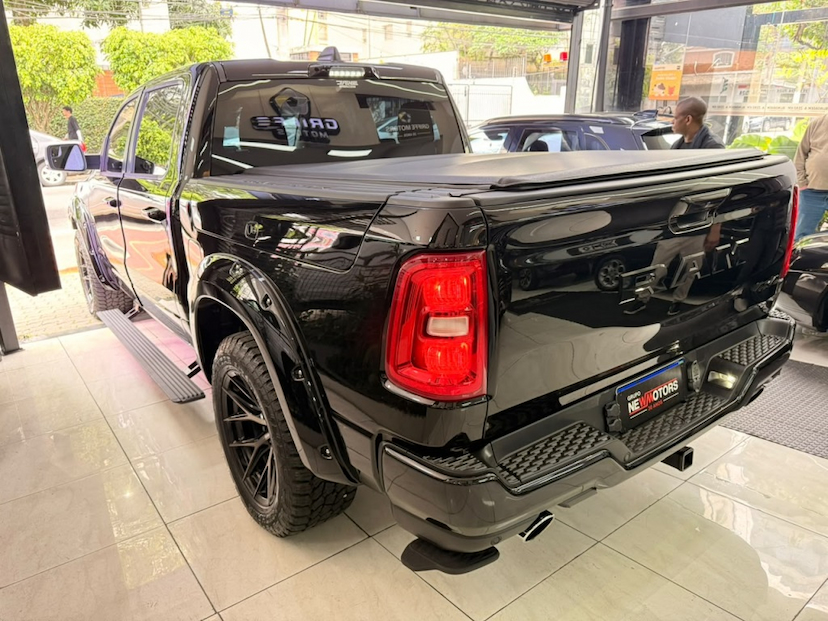 Foto do veículo RAM 1500 3.0 HURRICANE 6 BITURBO GASOLINA LARAMIE NIGHT EDITION CD 4X4 AUTOMÁTICO 2025 10.617 KM 579.777,00