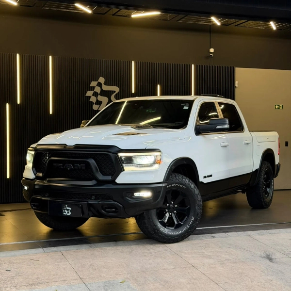 Foto do veículo RAM 1500 5.7 V8 GASOLINA REBEL CD 4X4 AUTOMÁTICO 2022/2022 73.032 KM R$ 306.990,00