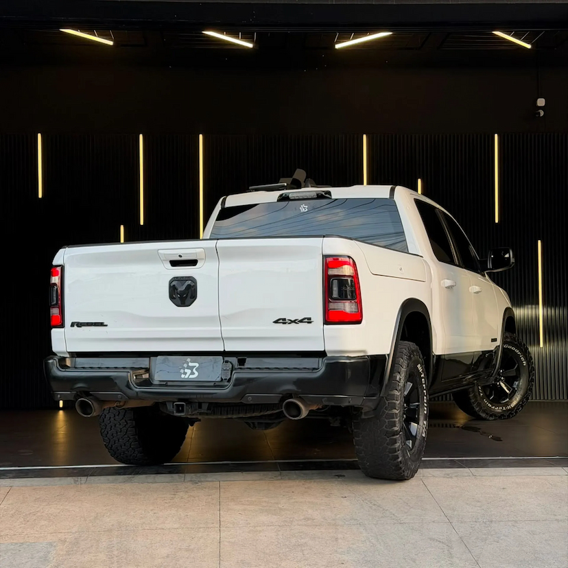 Foto do veículo RAM 1500 5.7 V8 GASOLINA REBEL CD 4X4 AUTOMÁTICO 2022 73.032 KM 306.990,00