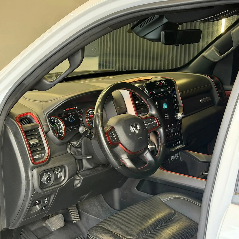 Foto do veículo RAM 1500 5.7 V8 GASOLINA REBEL CD 4X4 AUTOMÁTICO 2022 73.032 KM 306.990,00