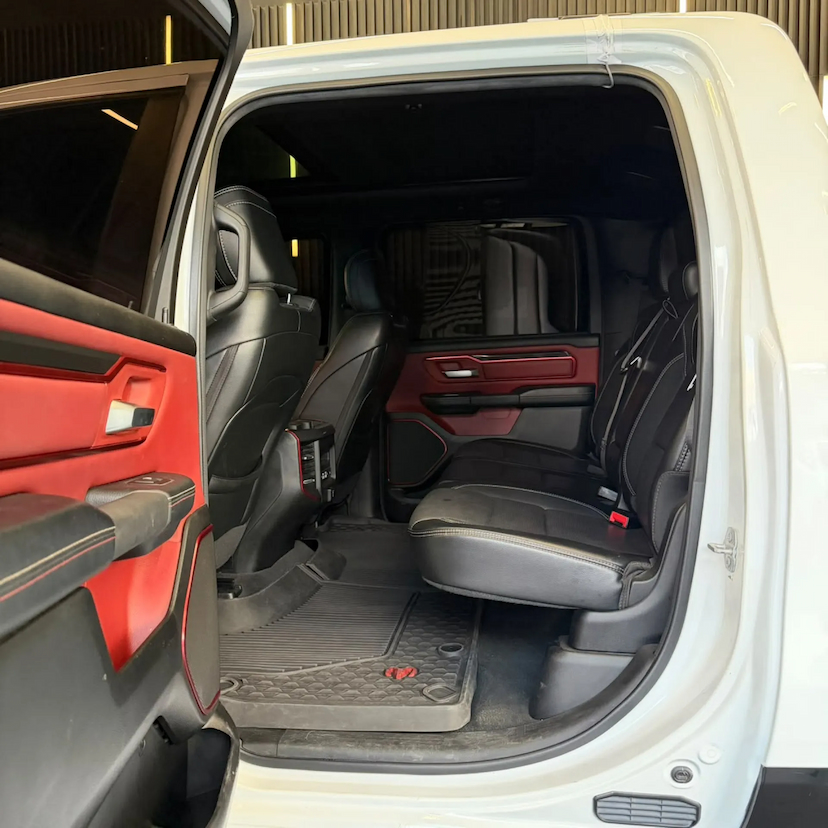 Foto do veículo RAM 1500 5.7 V8 GASOLINA REBEL CD 4X4 AUTOMÁTICO 2022 73.032 KM 306.990,00
