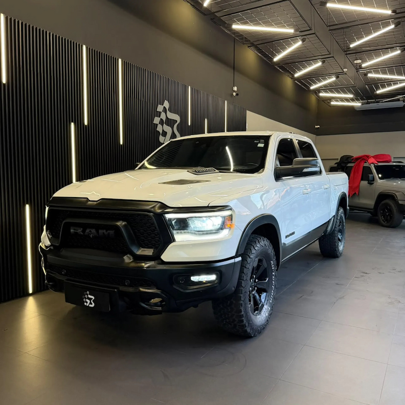 Foto do veículo RAM 1500 5.7 V8 GASOLINA REBEL CD 4X4 AUTOMÁTICO 2022 73.032 KM 306.990,00