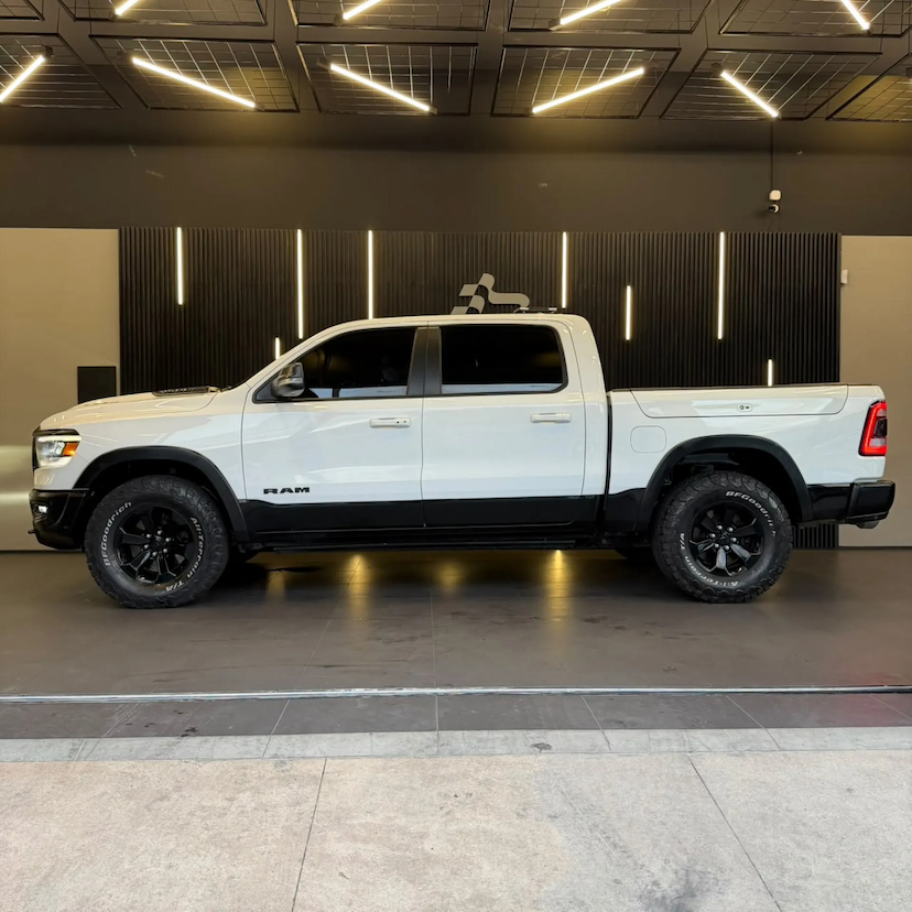 Foto do veículo RAM 1500 5.7 V8 GASOLINA REBEL CD 4X4 AUTOMÁTICO 2022 73.032 KM 306.990,00