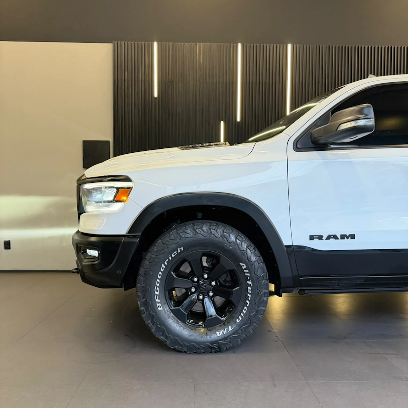 Foto do veículo RAM 1500 5.7 V8 GASOLINA REBEL CD 4X4 AUTOMÁTICO 2022 73.032 KM 306.990,00