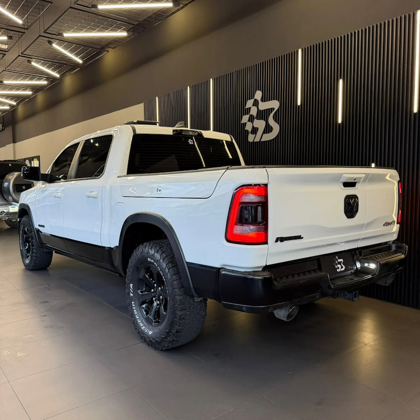 Foto do veículo RAM 1500 5.7 V8 GASOLINA REBEL CD 4X4 AUTOMÁTICO 2022 73.032 KM 306.990,00