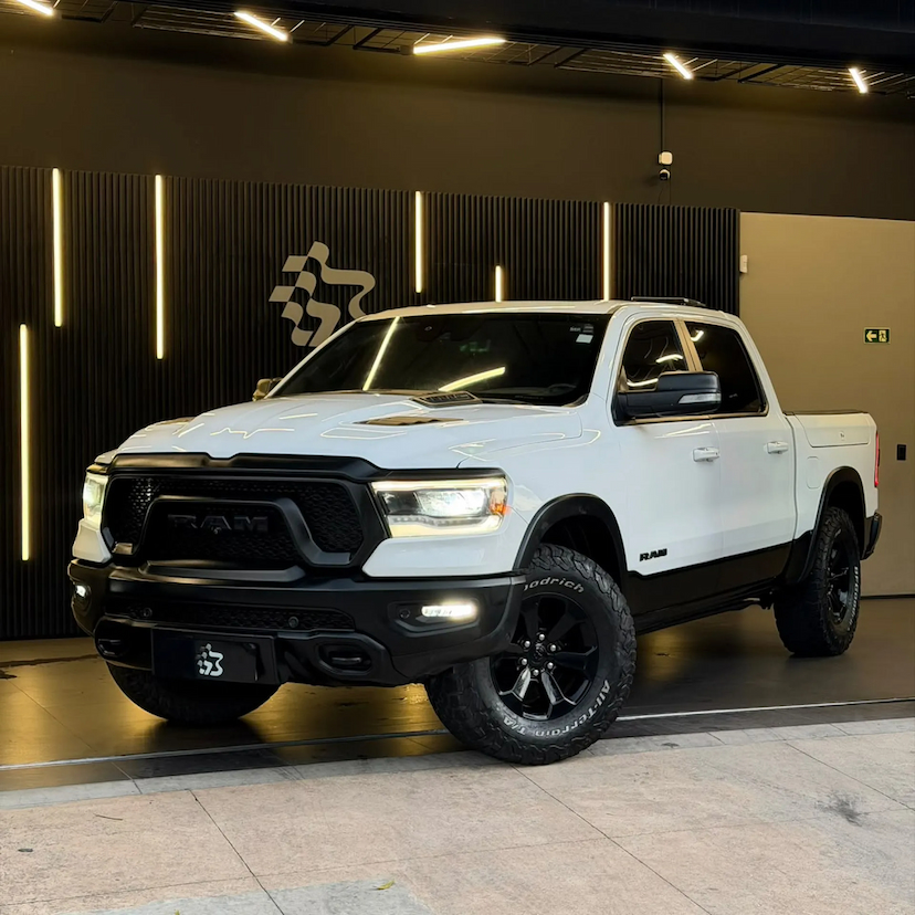 Foto do veículo RAM 1500 5.7 V8 GASOLINA REBEL CD 4X4 AUTOMÁTICO 2022 73.032 KM 306.990,00