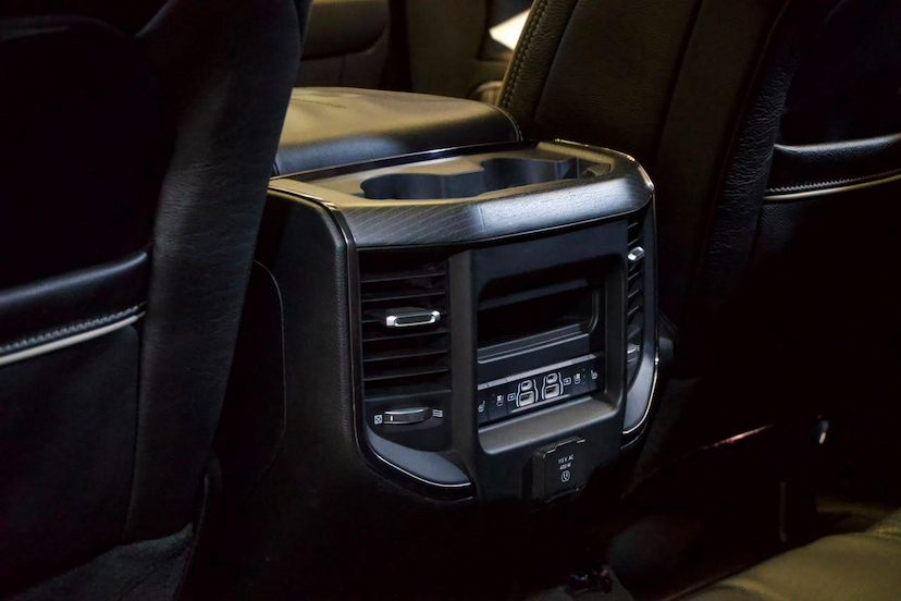 Foto do veículo RAM 1500  LIMITED NIGHT EDITION 5.7 4X4 AUT. 2024 28.938 KM 439.900,00