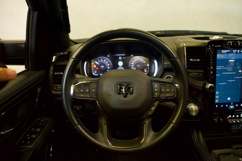Foto do veículo RAM 1500  LIMITED NIGHT EDITION 5.7 4X4 AUT. 2024 28.938 KM 439.900,00