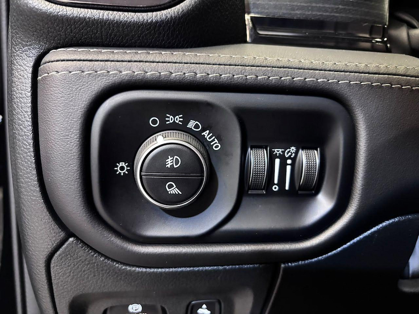 Foto do veículo RAM 1500  LIMITED NIGHT EDITION 5.7 4X4 AUT. 2024 71.743 KM 399.900,00