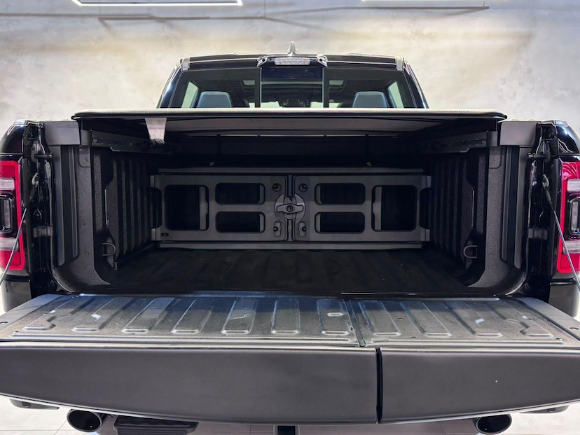 Foto do veículo RAM 1500  LIMITED NIGHT EDITION 5.7 4X4 AUT. 2024 71.743 KM 399.900,00