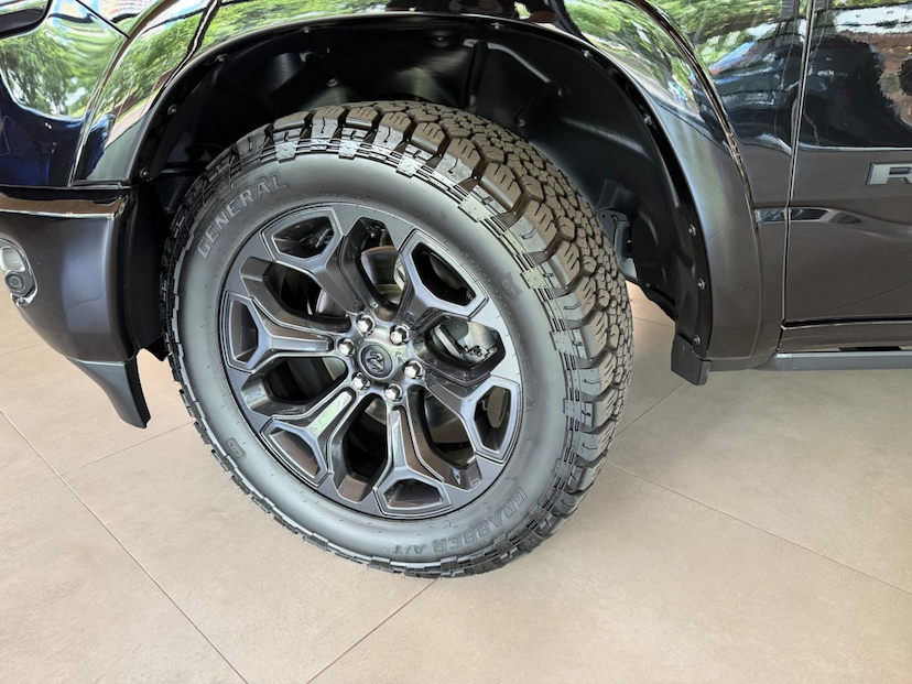 Foto do veículo RAM 1500  LIMITED HEMI 2024 21.000 KM 469.000,00