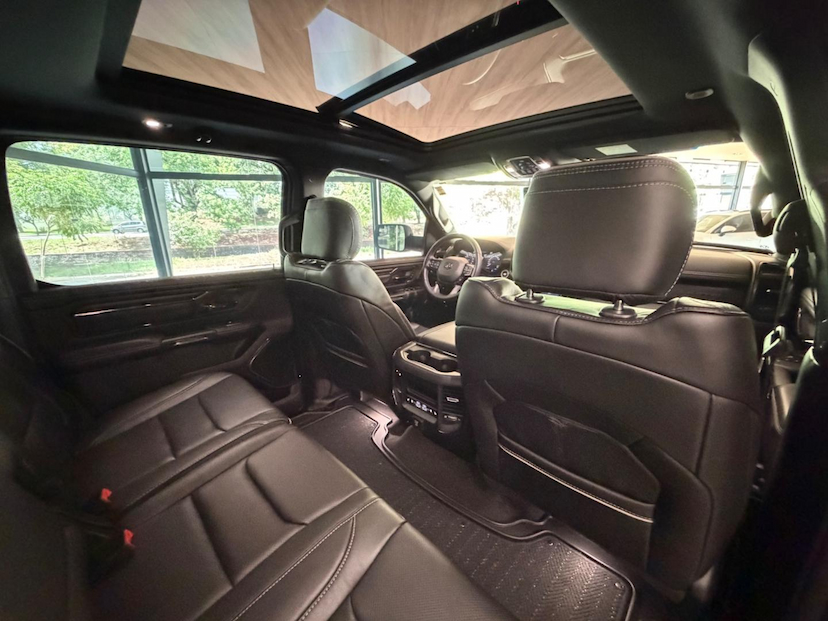 Foto do veículo RAM 1500  LIMITED HEMI 2024 21.000 KM 469.000,00