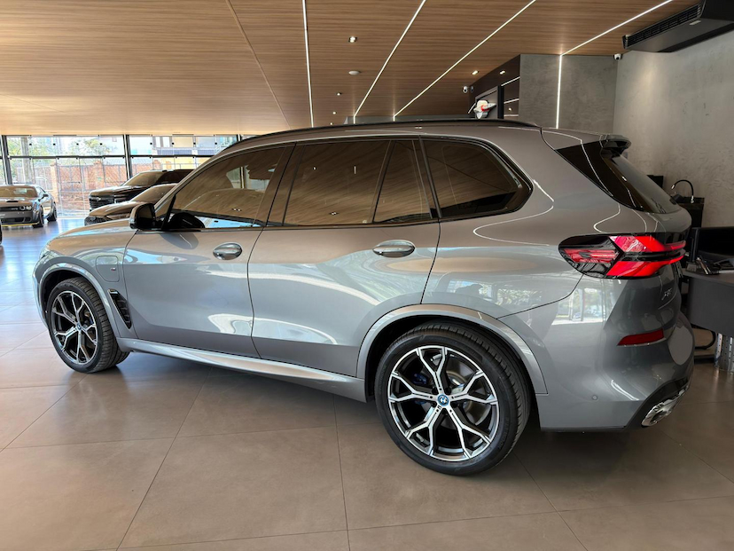 Foto do veículo BMW X5  XDRIVE50E MSP 2025 15.218 KM 619.000,00