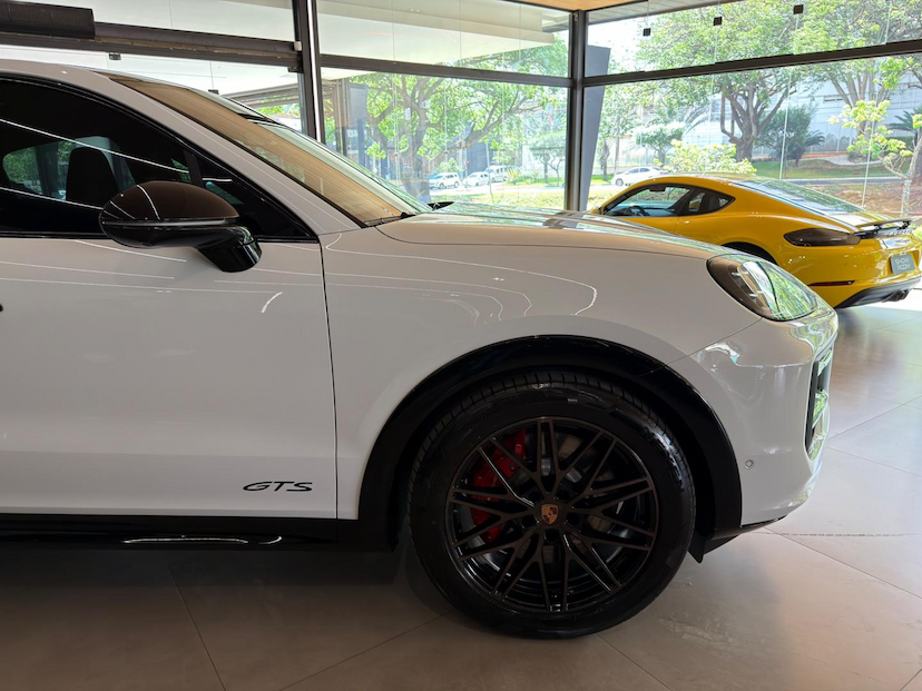 Foto do veículo PORSCHE CAYENNE  GTS 2026 9.381 KM 1.090.000,00