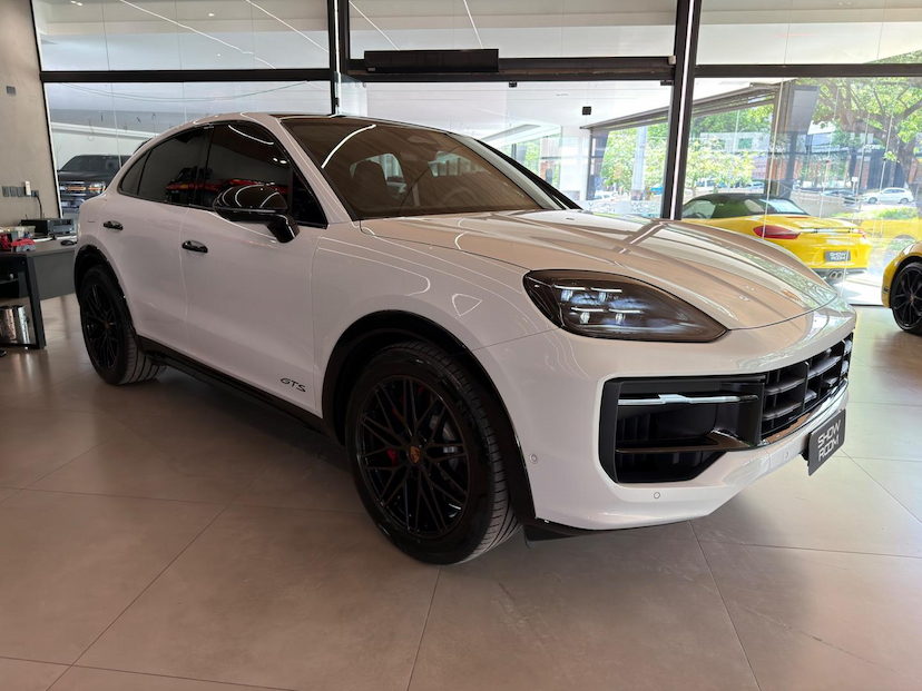 Foto do veículo PORSCHE CAYENNE  GTS 2026 9.381 KM 1.090.000,00
