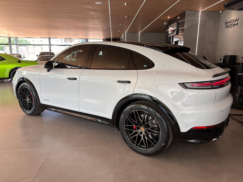 Foto do veículo PORSCHE CAYENNE  GTS 2026 9.381 KM 1.090.000,00