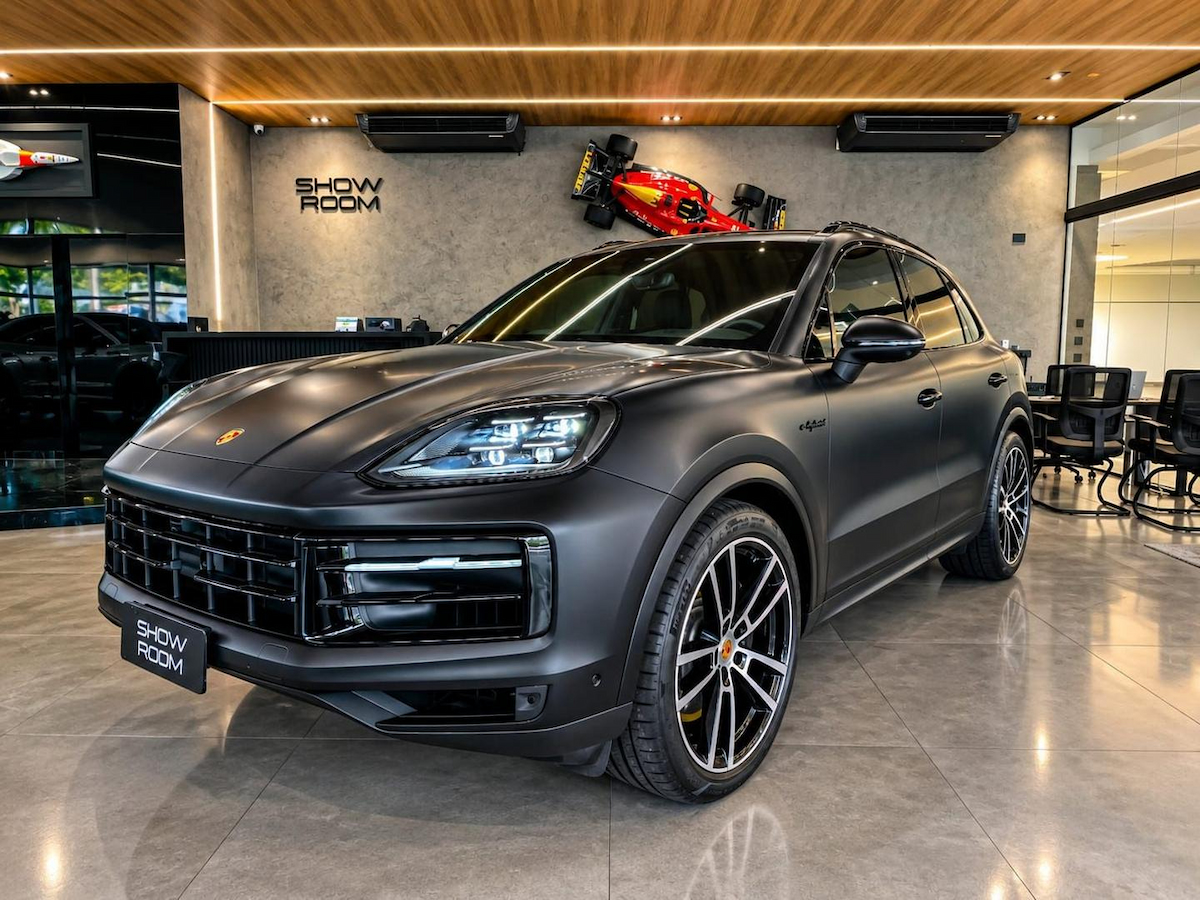 Foto do veículo PORSCHE CAYENNE  S PHEV 2025/2025 2.200 KM R$ 990.000,00
