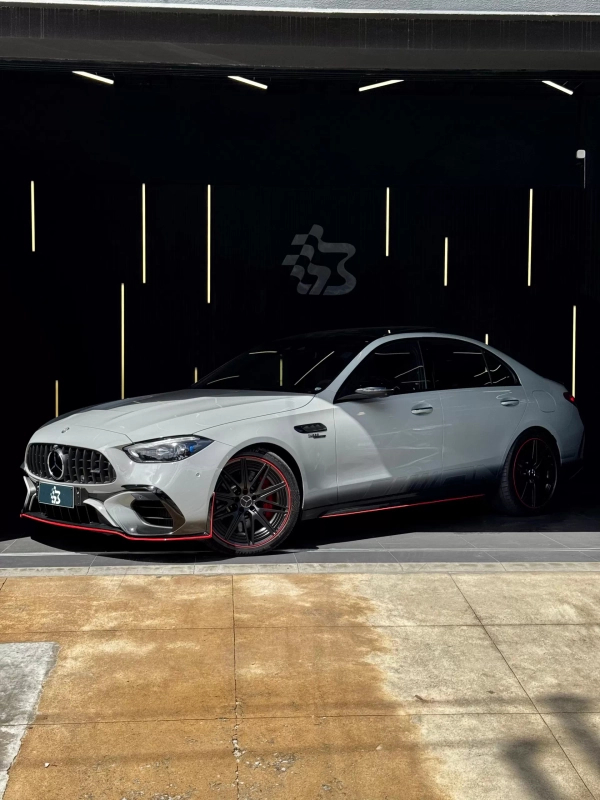 Foto do veículo MERCEDES-BENZ C 63 AMG 2.0 TURBO PHEV S E PERFORMANCE F1 EDITION 4MATIC+ SPEEDSHIFT 2024/2024 3.700 KM R$ 899.990,00