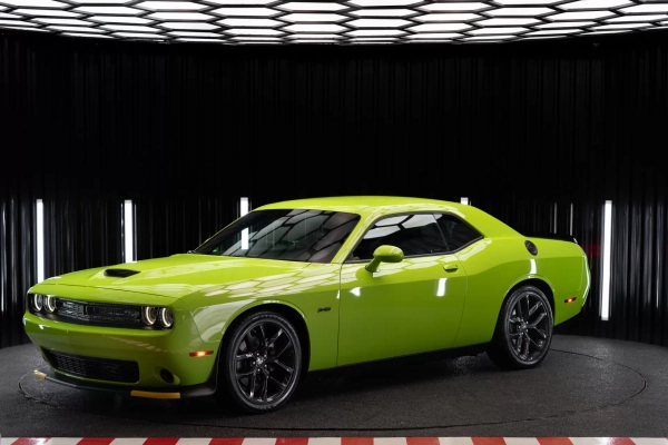 Foto do veículo DODGE CHALLENGER 5.7 V8 HEMI GASOLINA R/T TORQUEFLITE 2023/2023 80 KM R$ 749.900,00