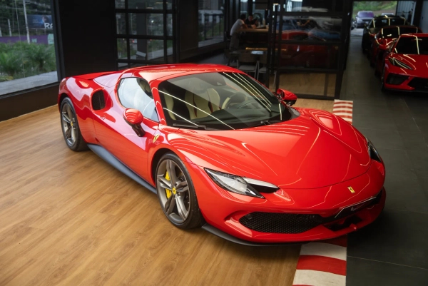 Foto do veículo FERRARI 296 GTS 3.0 V6 TURBO PHEV F1-DCT 2023/2024 1.504 KM R$ 3.700.000,00