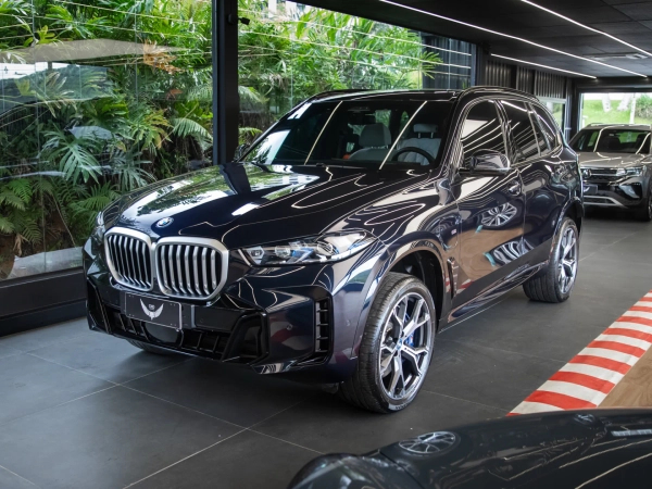 Foto do veículo BMW X5 3.0 I6 TURBO HÍBRIDO XDRIVE50E M SPORT AUTOMÁTICO 2024/2025 8.500 KM R$ 665.900,00