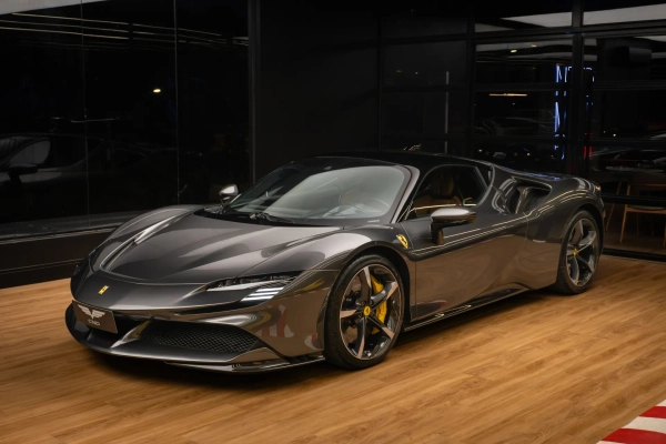 Foto do veículo FERRARI SF90 4.0 V8 TURBO PHEV STRADALE F1-DCT 2021/2021 5.400 KM R$ 3.898.900,00