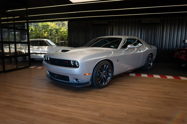 Foto do veículo DODGE CHALLENGER 6.4 V8 HEMI GASOLINA R/T SCAT PACK TORQUEFLITE 2023/2023 63 KM R$ 859.900,00