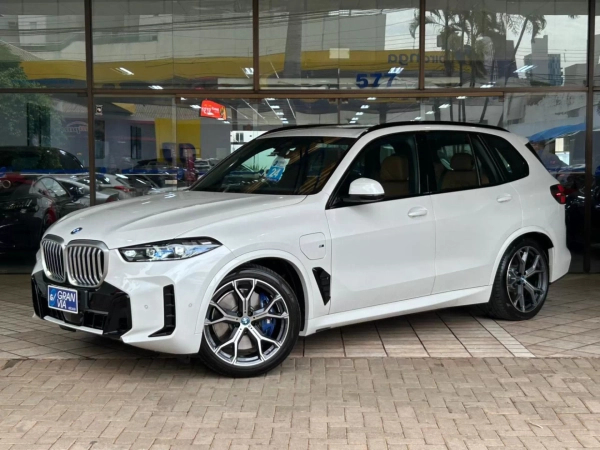 Foto do veículo BMW X5 3.0 I6 TURBO HÍBRIDO XDRIVE50E M SPORT AUTOMÁTICO 2023/2024 13.248 KM R$ 629.900,00