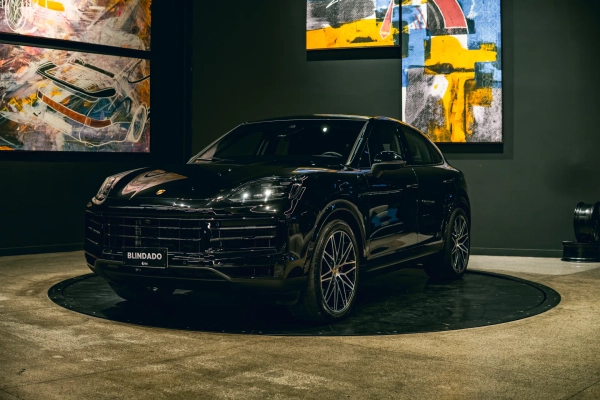 Foto do veículo PORSCHE CAYENNE 3.0 V6 E-HYBRID COUPÉ AWD TIPTRONIC S 2024/2024 17.339 KM R$ 859.900,00